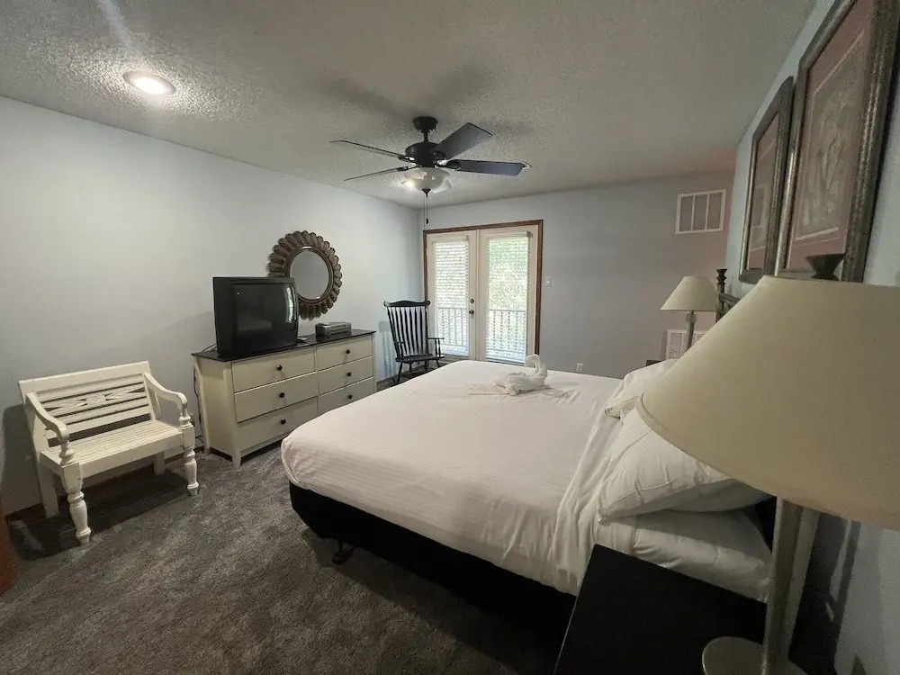Forest view, log-sided two bedroom, two bath condo on Lake Ouachita. by RedAwning