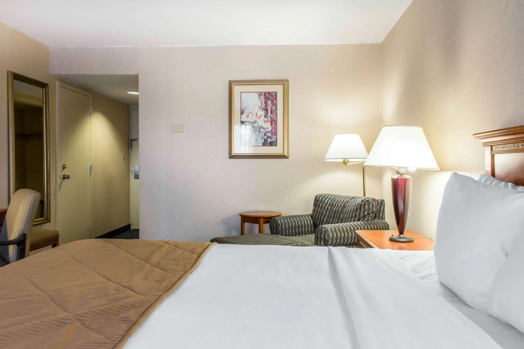 Clarion Hotel & Conference Center Ronkonkoma MacArthur Airport