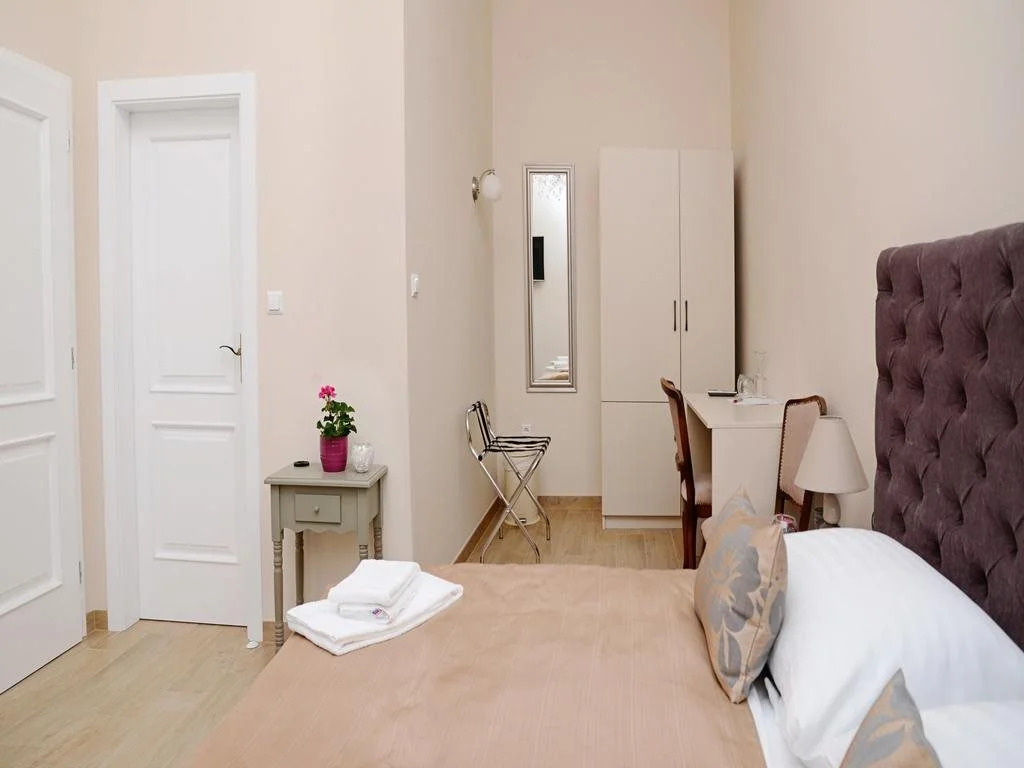 Apartments & Rooms Flowers