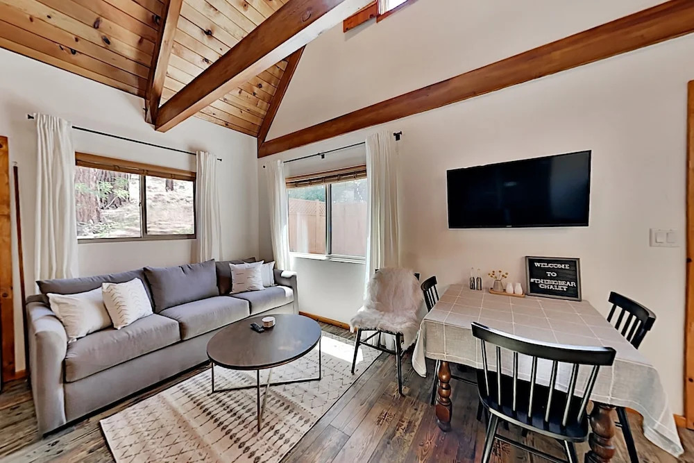 Classic Hideaway In Moonridge - Pool & Deck 2 Bedroom Home