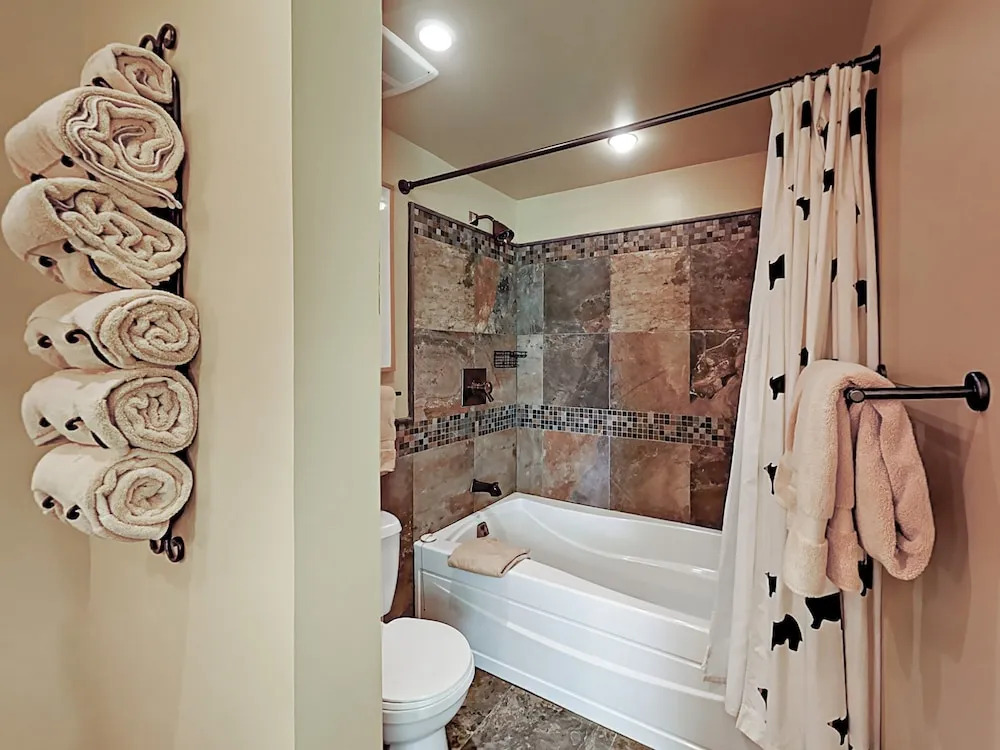 Beautiful 4br + Den W/ Hot Tub & Views - Near Slopes 4 Bedroom Home