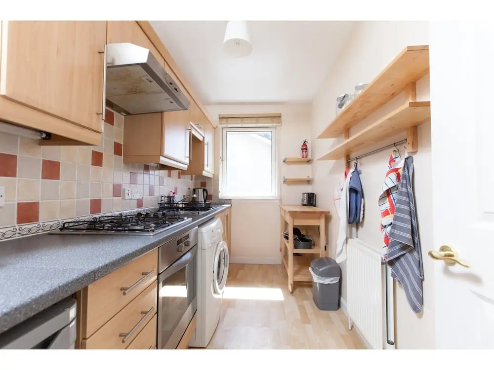 Bright, Modern 2BR Flat for 3 With Parking