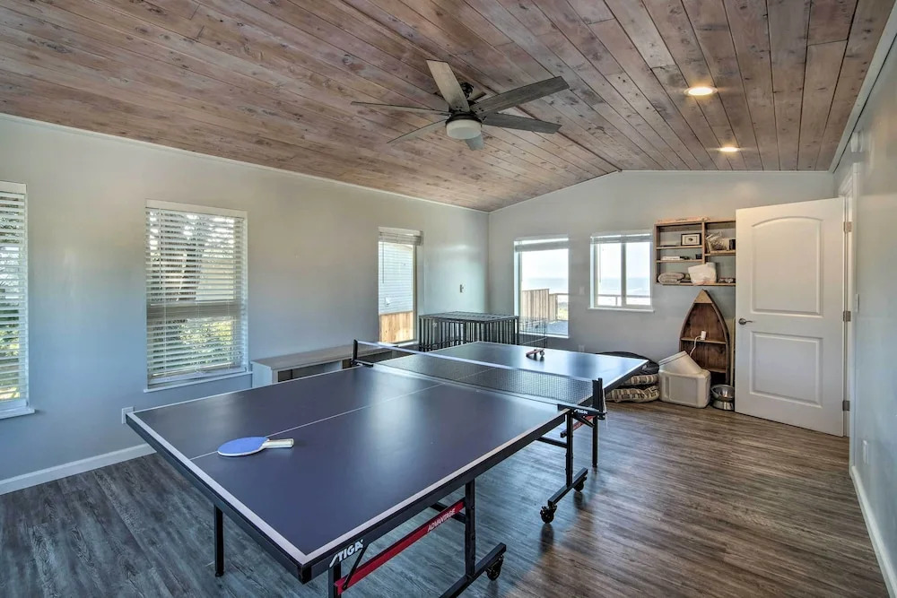 Gold Beach Home w/ Hot Tub, 1/4 Mi to Beach