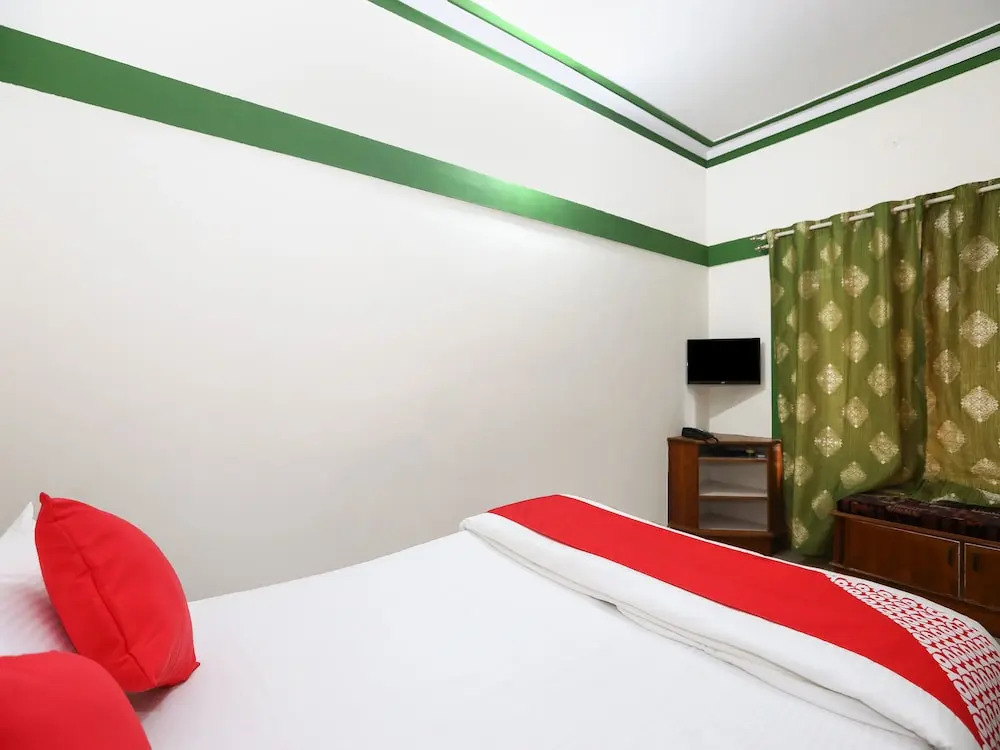 OYO 7030 Four Seasons