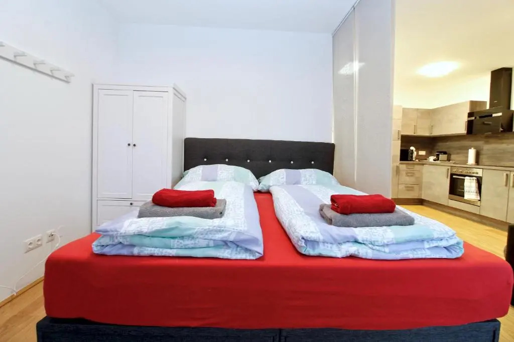 Balcony/Pool/Free Parking Garage Studio