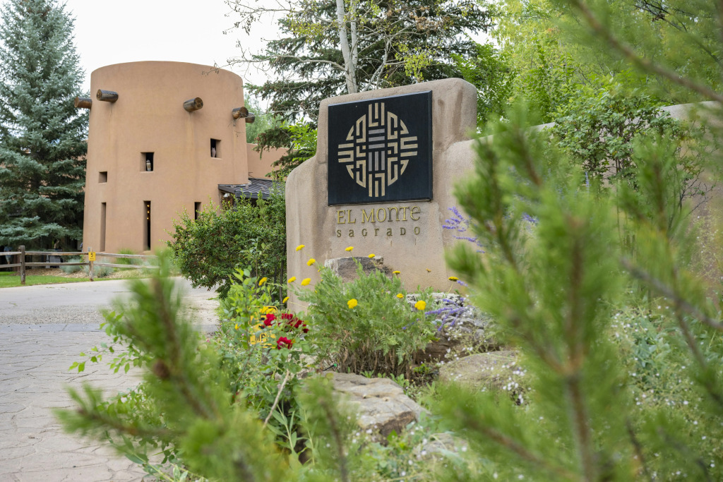 El Monte Sagrado Living Resort & Spa