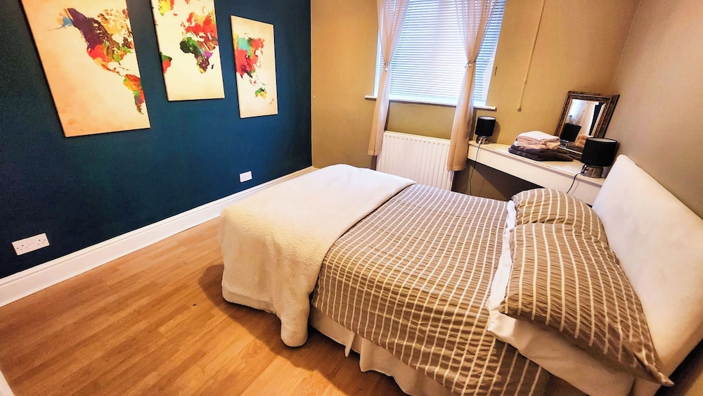 Large Bungalow - 3 Beds 2 Baths - Very Large Enclosed Garden - Dogs Stay Free