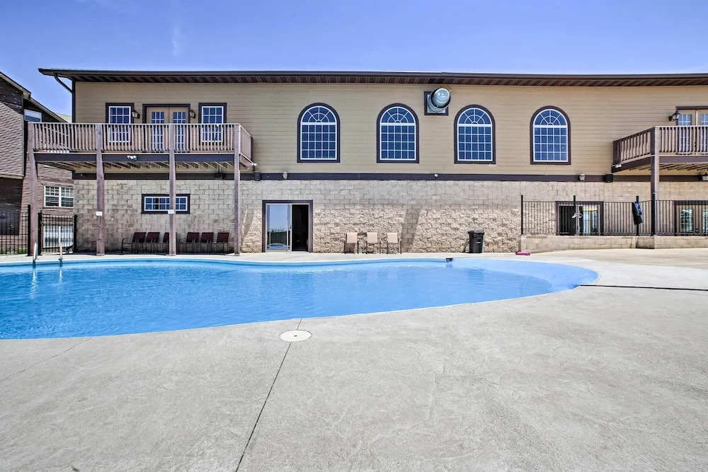 Luxe Mtn-view Condo in Branson w/ Hot Tub Access!