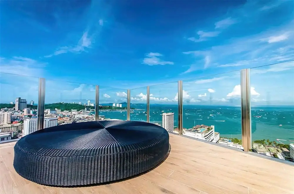 Fully Furnished Excellent Location - Next to Beach