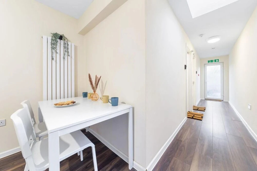 Spacious Double Bed With Sofa Bed In Isleworth TW7