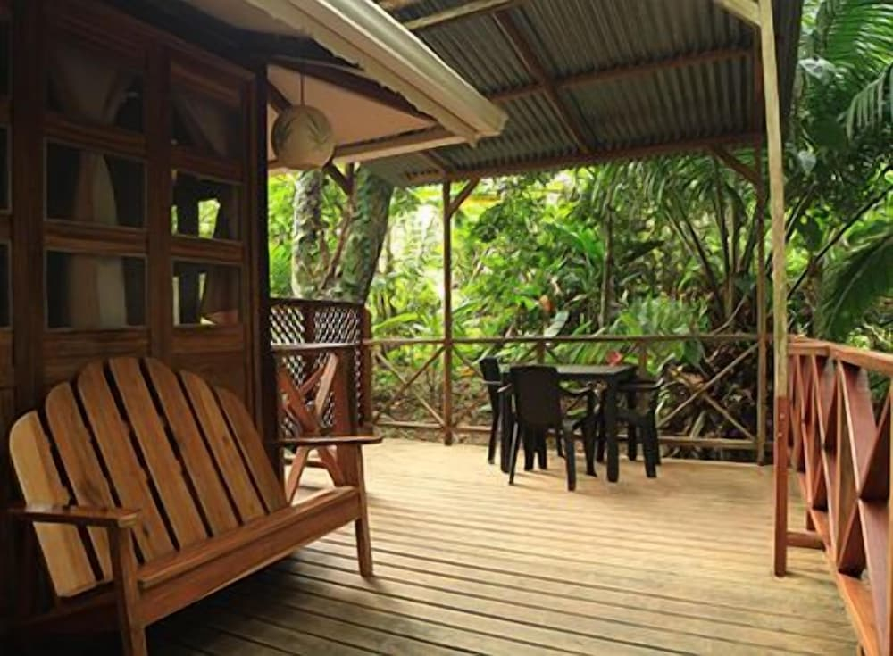 Pachamama Nueva River side Bungalows Punta Uva