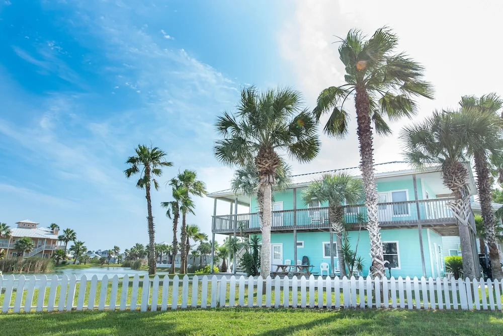 The Original Purple Pelican - 3 Br Home