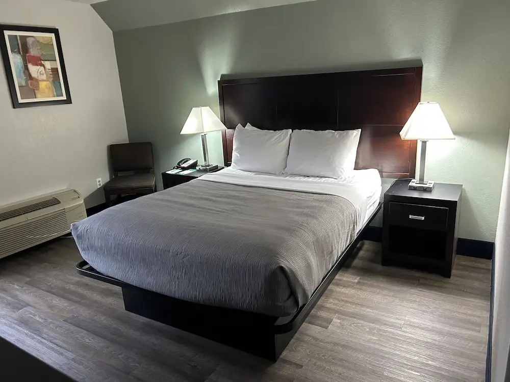 Days Inn & Suites Cincinnati