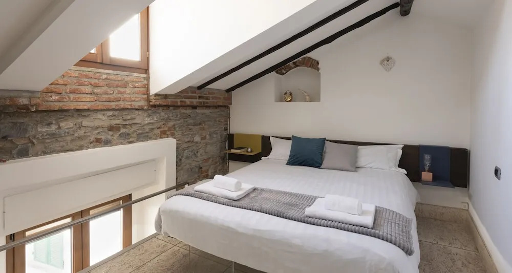 ALTIDO Romantic Loft for 3 in Perfect Como Centre