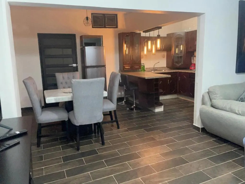 Agradable y caluroso apartamento de 3 recamaras y 2 Baños Completos recién remodelado