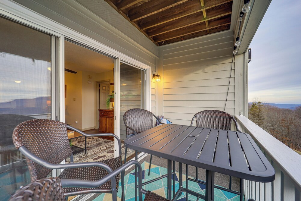 Cozy Condo w/ Balcony & Views in Beech Mountain!