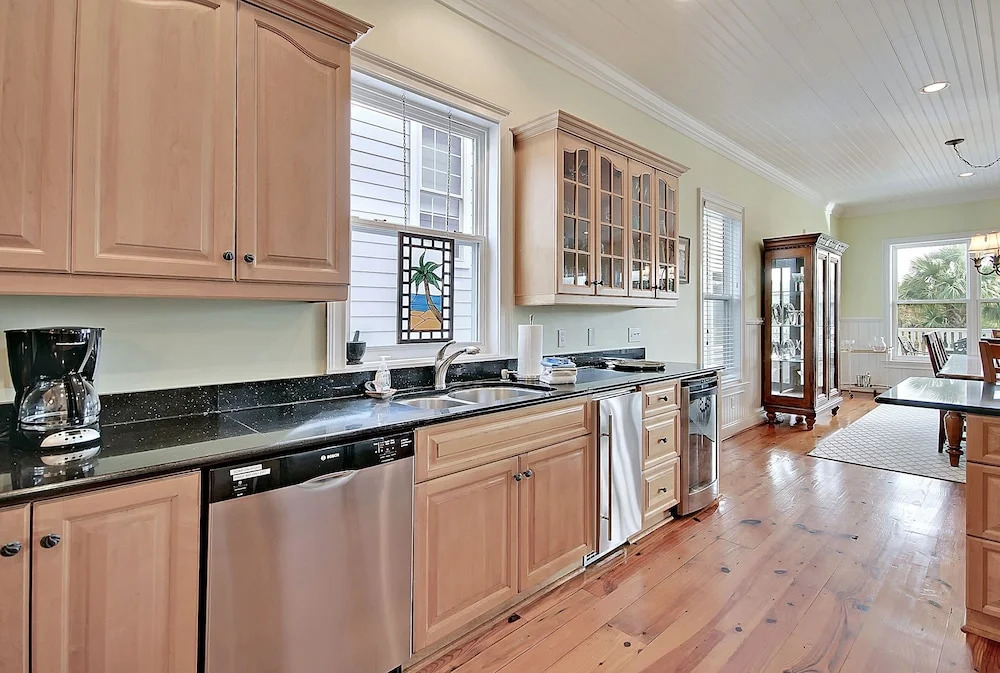 Sprawling Family W/ Pool & Game Room 6 Bedroom Home