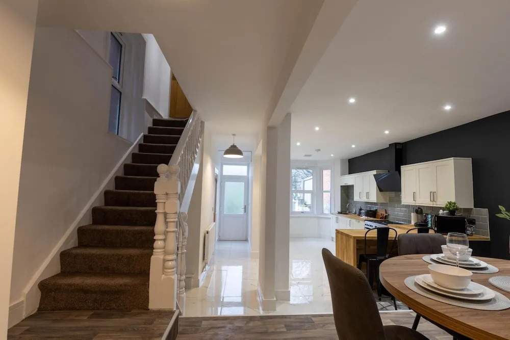 Kensington Place - 4 Bedroom Home w Free Parking