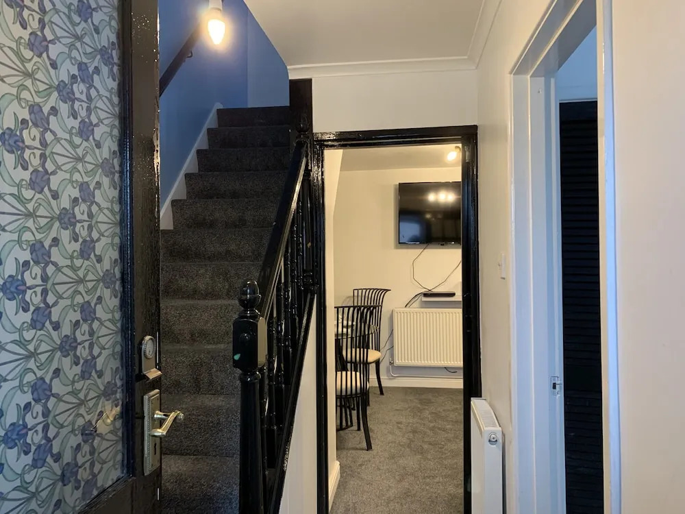House - Sleeps 5 parking & private garden