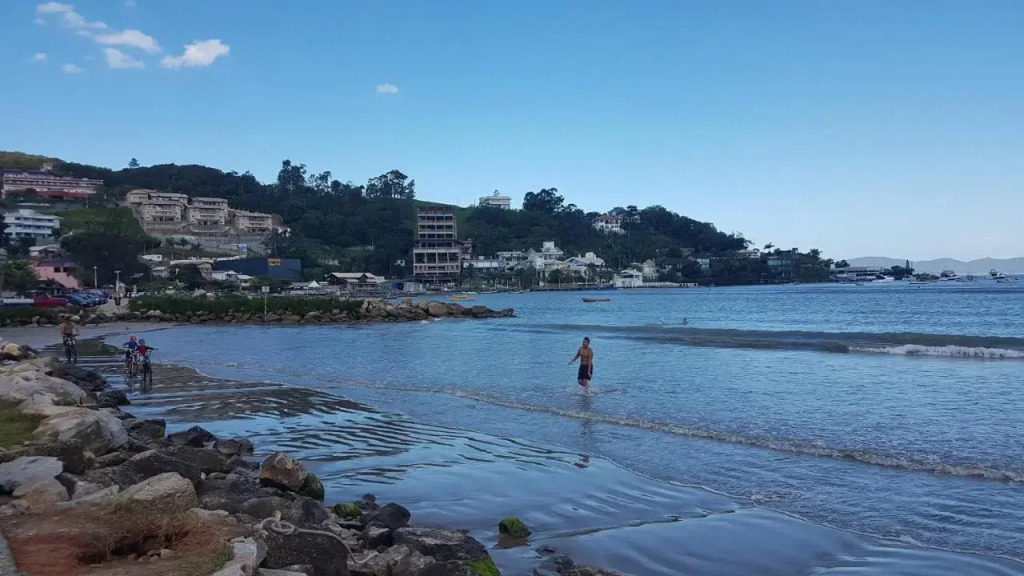 Hospedagem 20m da praia.