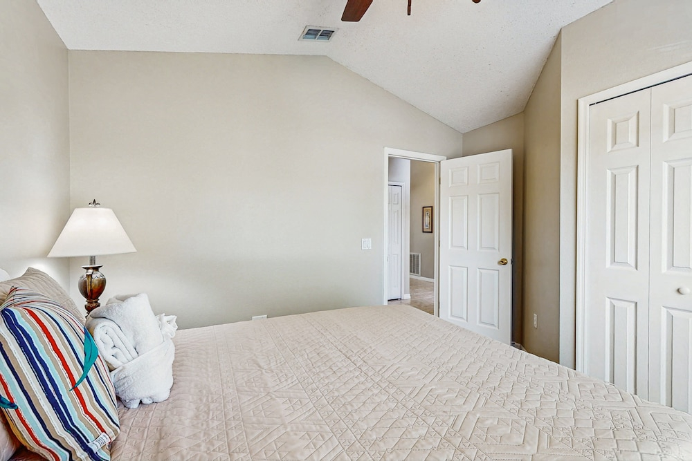 Big & Beautiful Home Close to Theme Parks W/fast Wifi, Private Patio & Pool + AC
