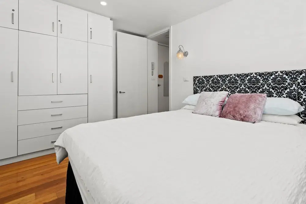 Convenient Apartment in Heart of Carlton