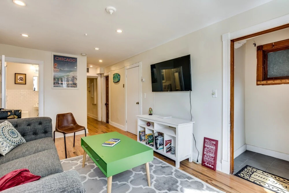 Classic 2 Bedroom Roscoe Village Apartment by AllSet Turnover