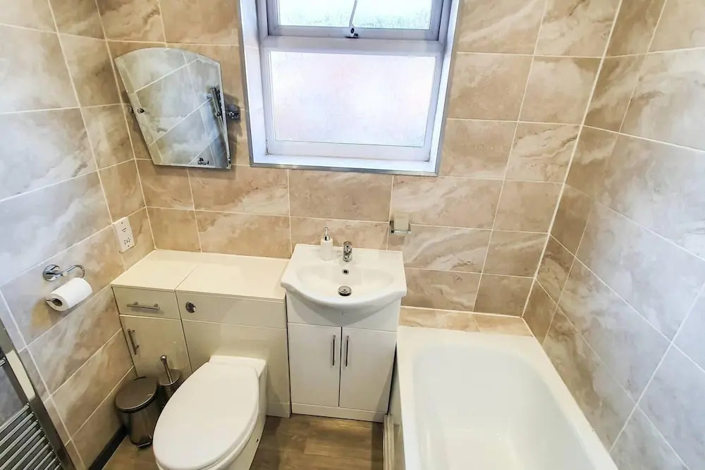 Impeccable 4-bed House in Cheltenham