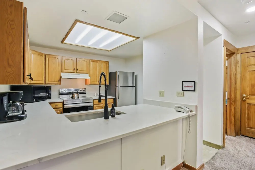 Perfectly Located 1br - Steps To Ski & Apres Fun - Sleeps 4 1 Bedroom Condo by RedAwning