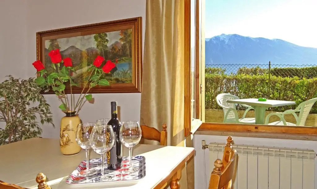 Bellavista lago Apartment patio and view by Gardadomusmea