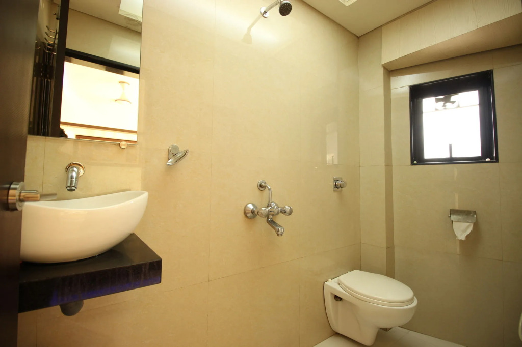 La Hotel Metro near BKC