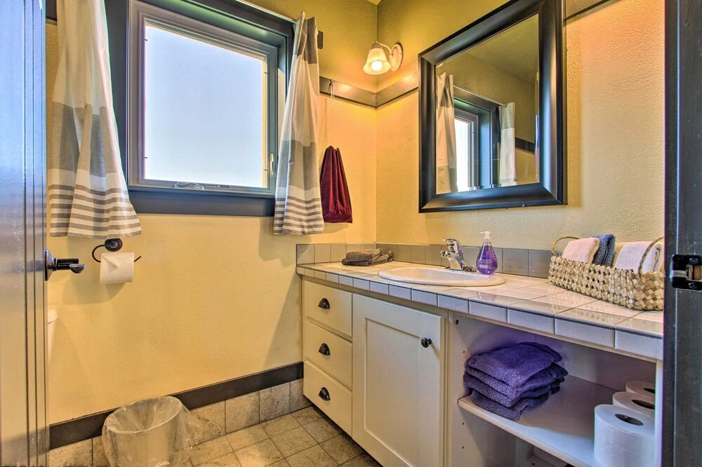 Updated Townhouse w/ Pergola, Walk to Downtown!