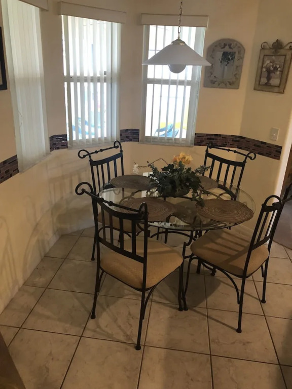 Gorgeous 4 Bed Home with Private Pool and Gamesroom in Disney Area (TR562DD)