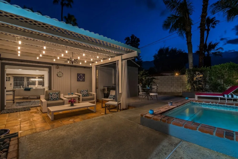 Palm Springs Glamour Three Bedroom House