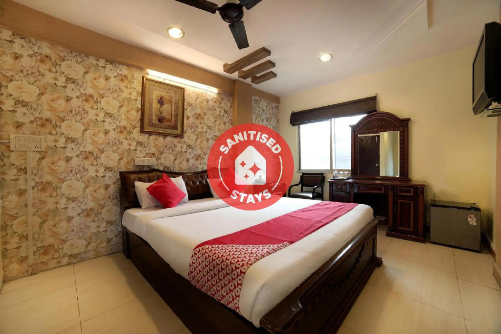OYO 15211 Hotel Midas