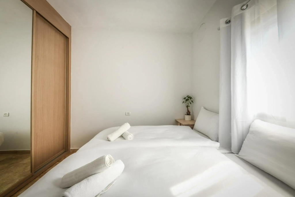 Sea View apt on Gordon 10 with Balcony and private parking