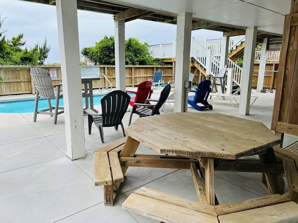 Beach Time 5 Bedroom Home by RedAwning