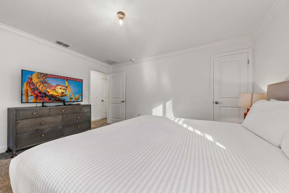 South-Facing Pool 5BR Storey Lake Lazy River 2437