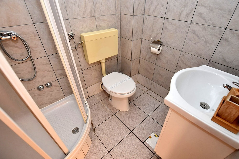 Apartments Mandre near sea
