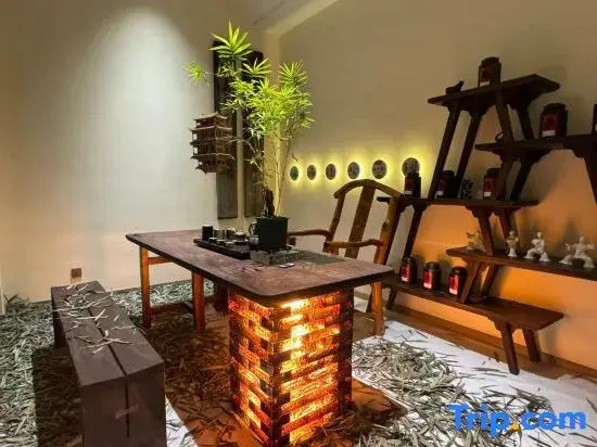 Yuncijian Private Hot Spring Homestay (Emeishan Baoguo Temple Tourist Center)
