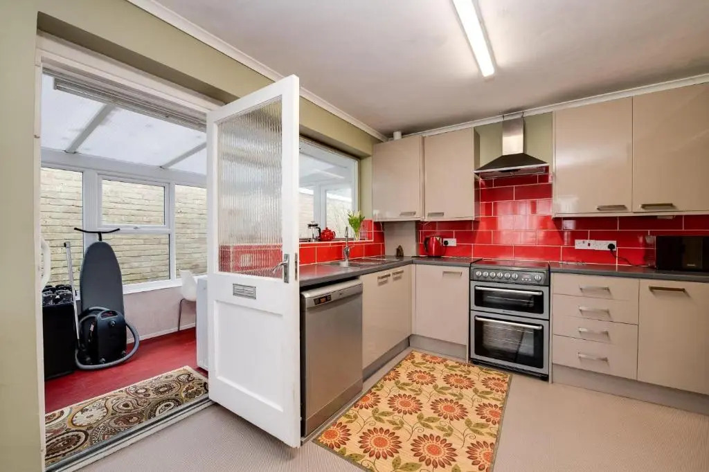 3 Bed Renovated Bungalow - 3 car or RV pkg - Garden