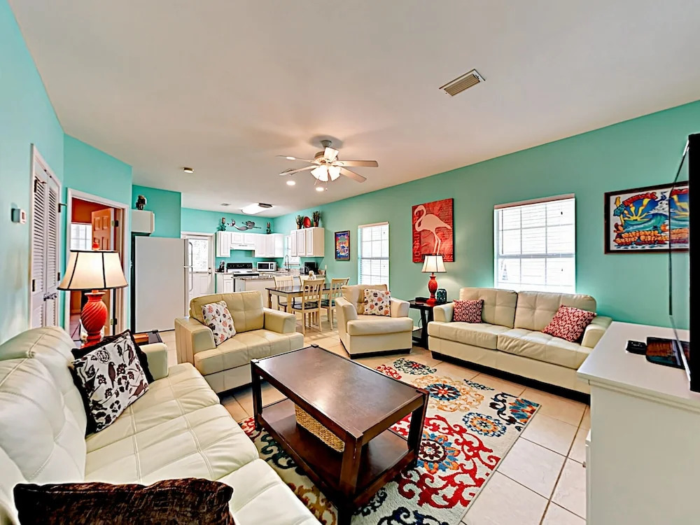 Natures Haven - Updated W/ Pool & Lake 3 Bedroom Condo
