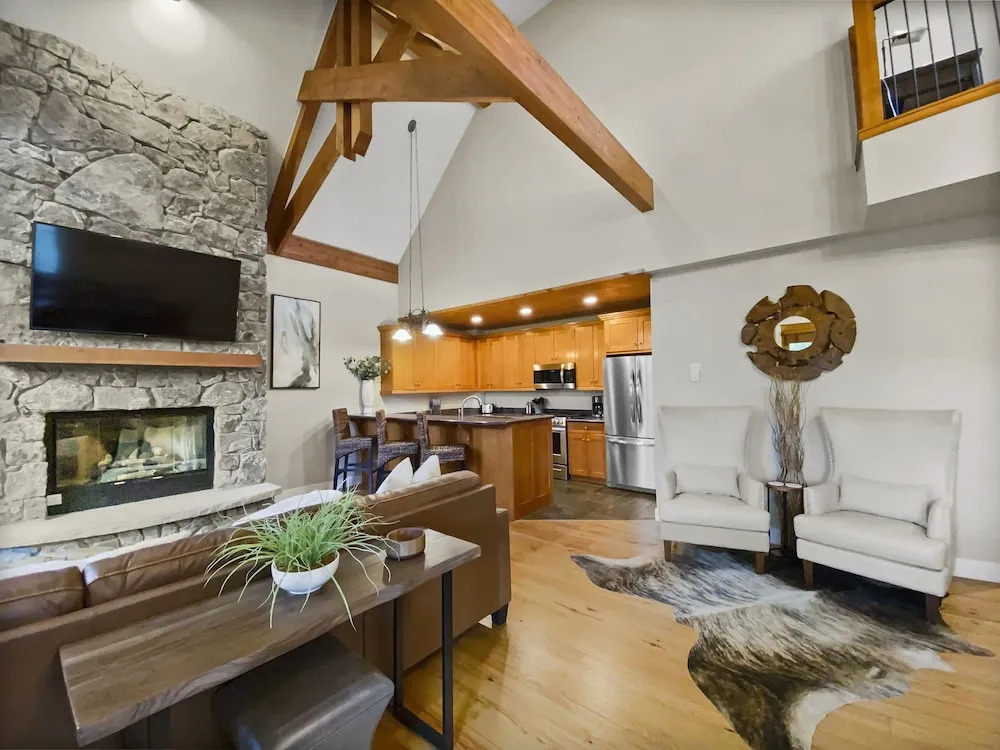 Westridge Chalet 4 Bedroom Townhouse by RedAwning