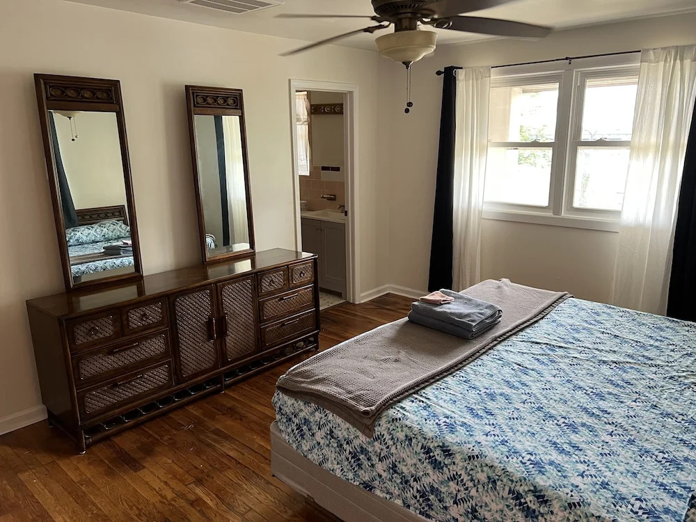 Water Front Oasis 4 Bedroom Home by RedAwning