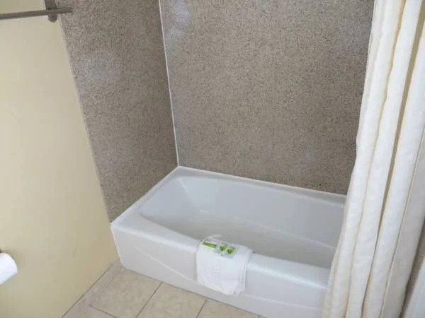 Delmonico Inn & Suites