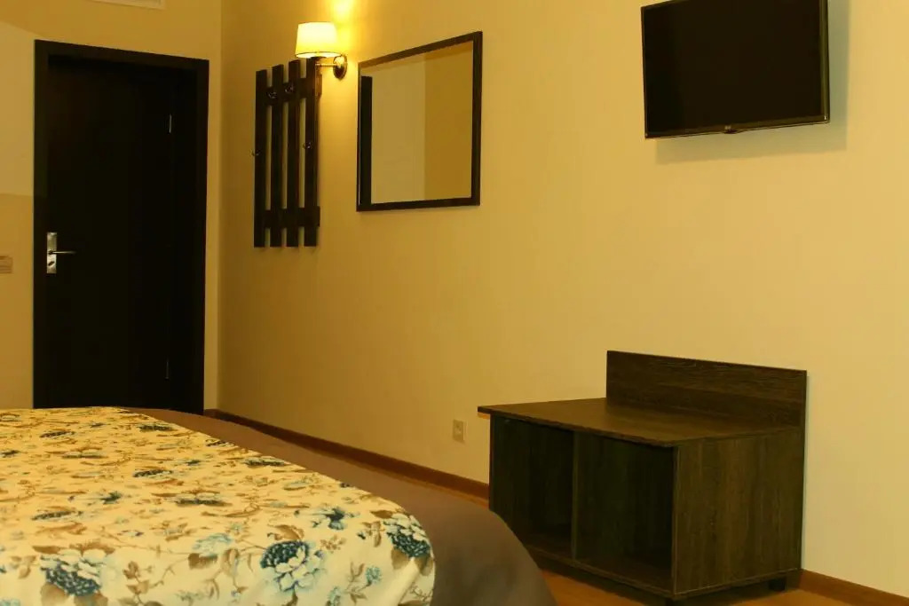Non-stop hotel