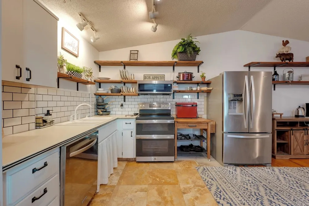 Pool & Patio Access: Breezy Getaway in Palm Harbor
