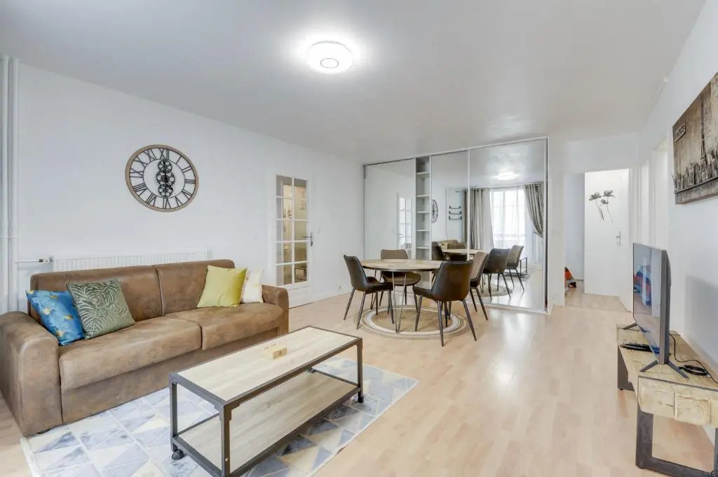 Chic And Spacious Apart with Parking