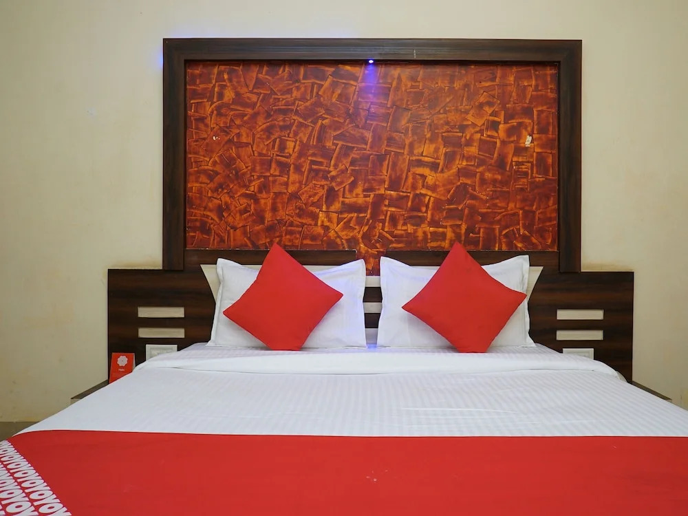 OYO 19792 Shivneri Motels