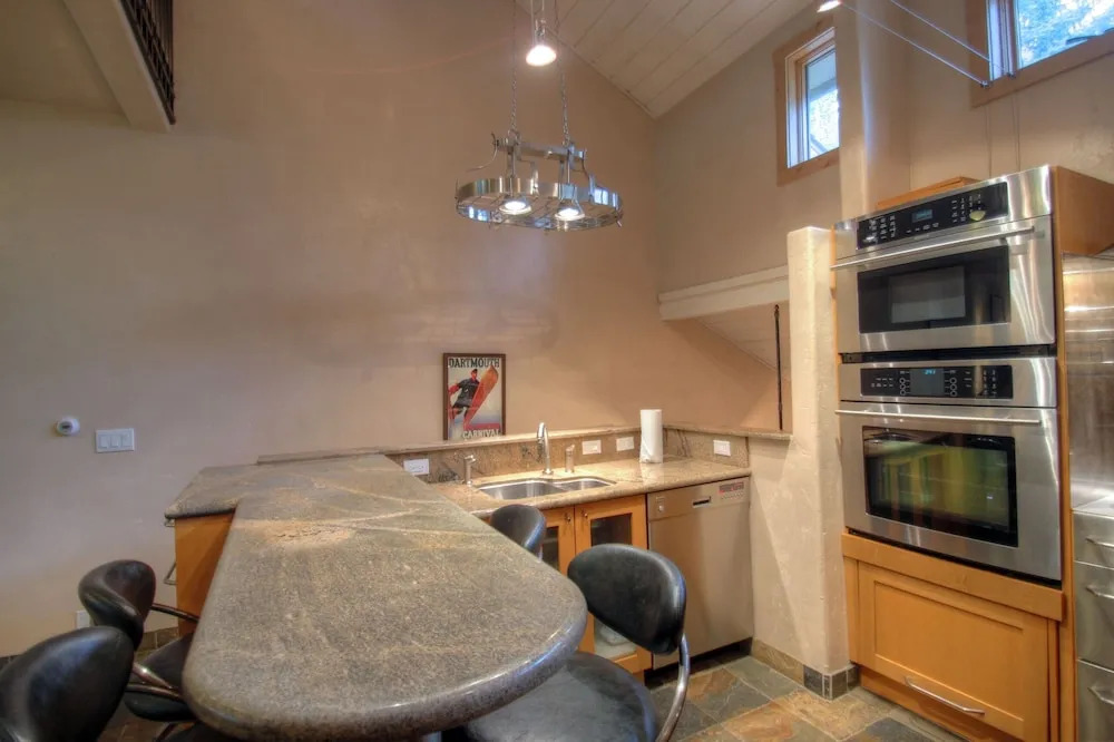127 Ridgepoint 3 Bedroom Townhouse by RedAwning